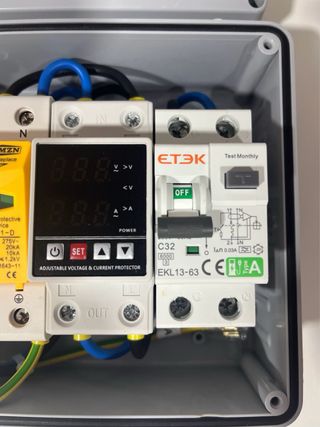Caja protecciones cargador coche eléctrico display
