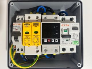 Caja protecciones cargador coche eléctrico display