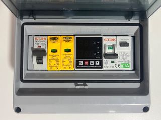 Caja protecciones cargador coche eléctrico display