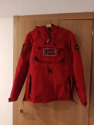 Chamarra Geographical Norway Roja