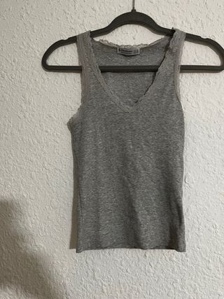 Camiseta tirantes Stradivarius gris