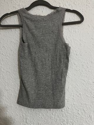 Camiseta tirantes Stradivarius gris
