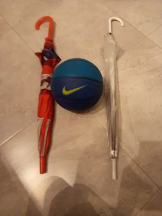 Pelota Nike de básquet y 2 Paraguas pequeños