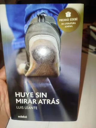 Premio EDEBÉ 2016: HUYE SIN MIRAR ATRÁS (Spanis...