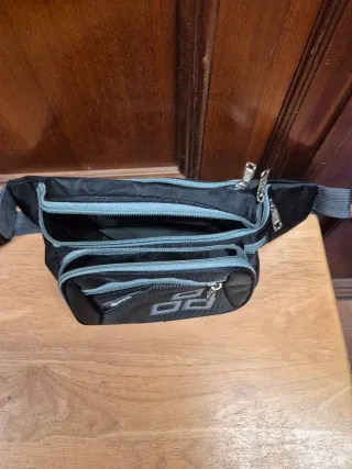 Riñonera negra con detalles grises