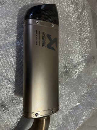 Línea de escape Akrapovic MT09