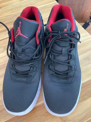 Zapatillas Jordan Academy Negras y Rojas