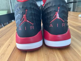 Zapatillas Jordan Academy Negras y Rojas
