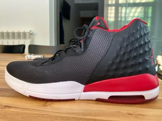 Zapatillas Jordan Academy Negras y Rojas