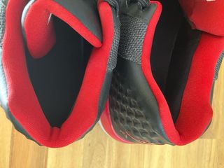 Zapatillas Jordan Academy Negras y Rojas