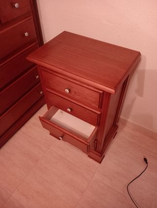 Mesita de noche de madera. Precio negociable