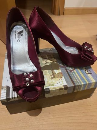 Salones Patricia destalonados burdeos