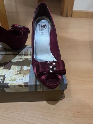 Salones Patricia destalonados burdeos