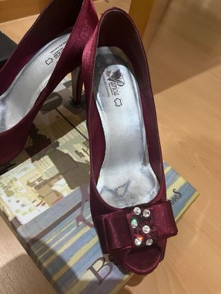 Salones Patricia destalonados burdeos