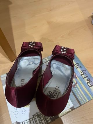 Salones Patricia destalonados burdeos