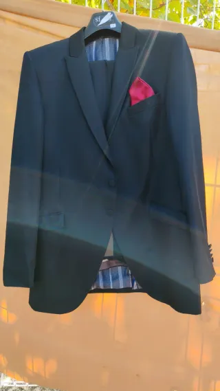 Traje Giovanni Valdi Negro con Pañuelo Rojo .