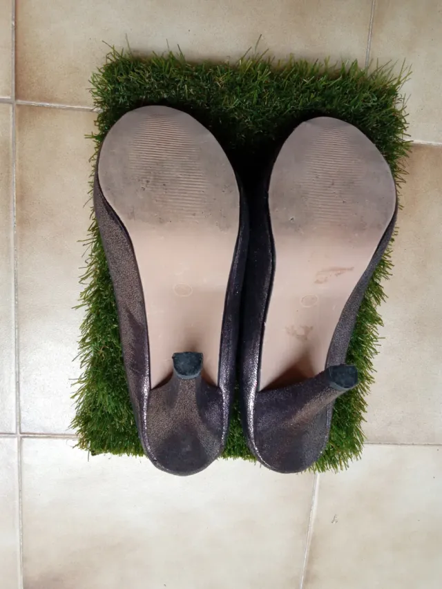 Zapatos de tacón plateados