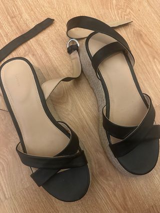 Sandalias cuña Lefties negras y beige