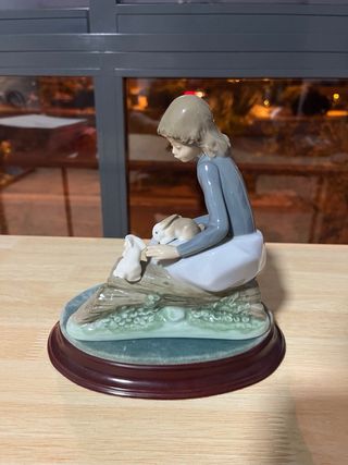 Figura NAO Niña con conejos