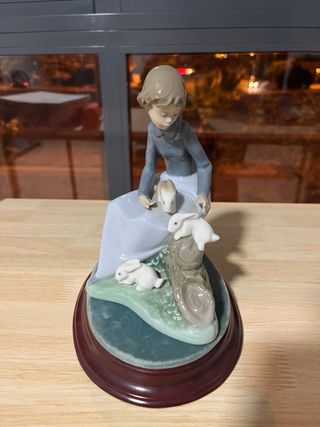Figura NAO Niña con conejos