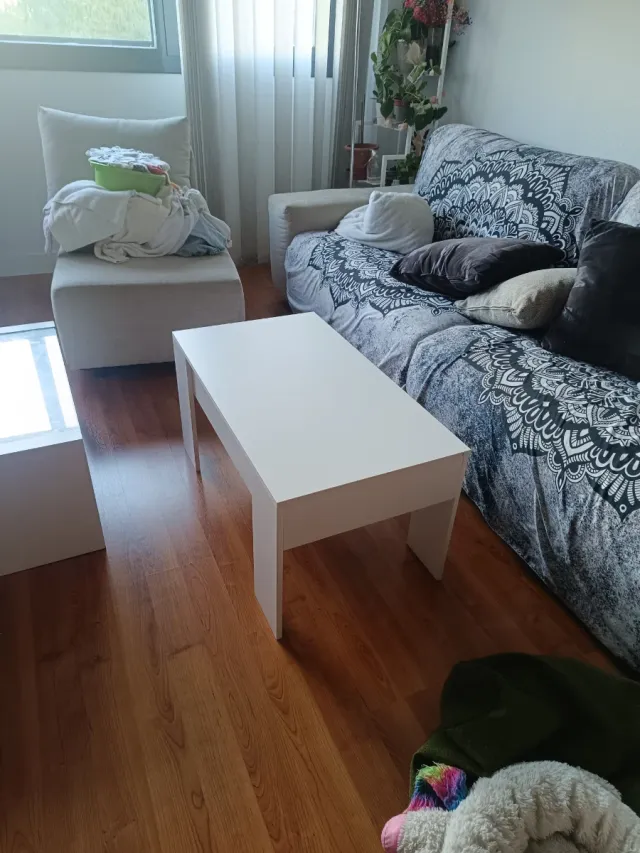 Mesa elevable de madera blanca
