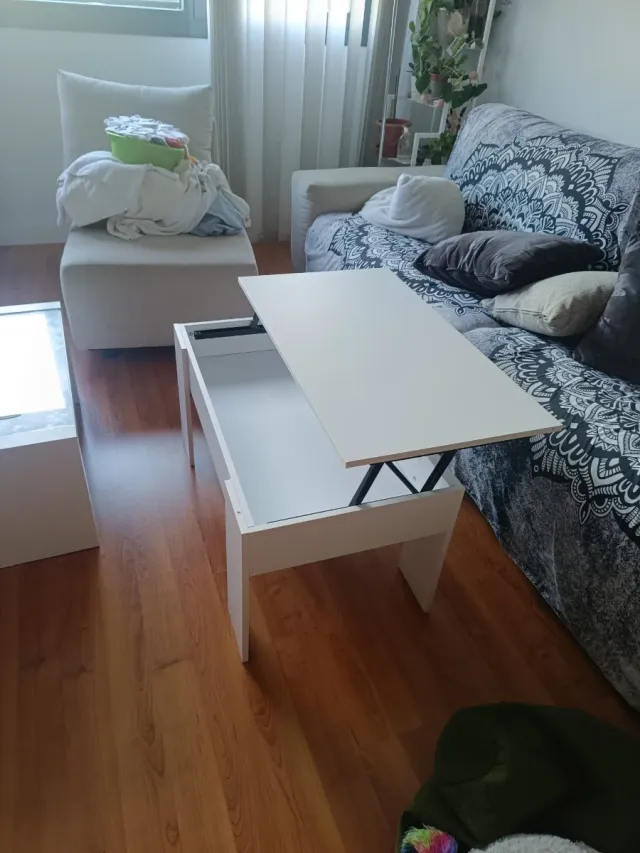 Mesa elevable de madera blanca