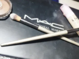 Maquilladora profesional con amplia experiencia.