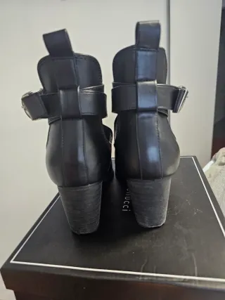 Botines negros con hebilla