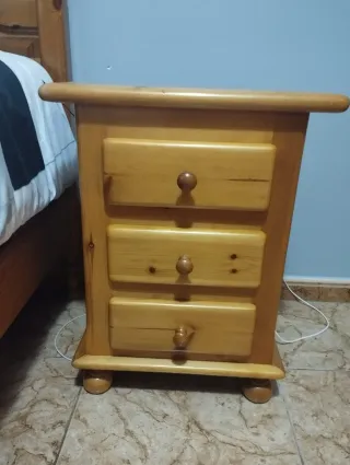 Alcoba de 90 consta con cama mesa de noche armario