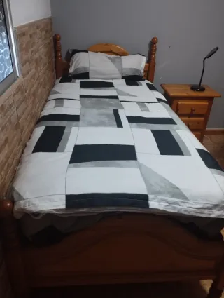 Alcoba de 90 consta con cama mesa de noche armario