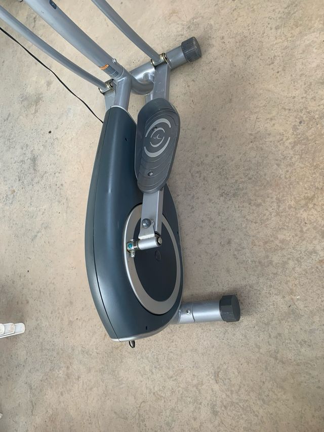 Bicicleta elíptica gris y negra