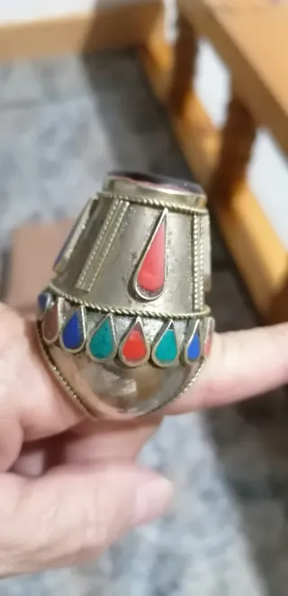 Anillo antiguo con piedras