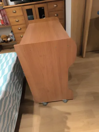 Mesa de ordenador con ruedas