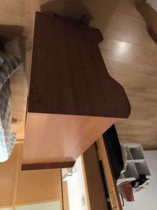 Mesa de ordenador con ruedas