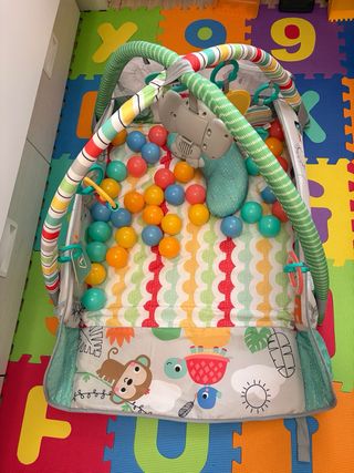 Parque de bolas infantil con pelotas