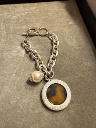 Pulsera Zara eslabones con charm perla y tortuga