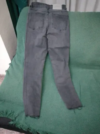 Pantalones vaqueros grises desgastados