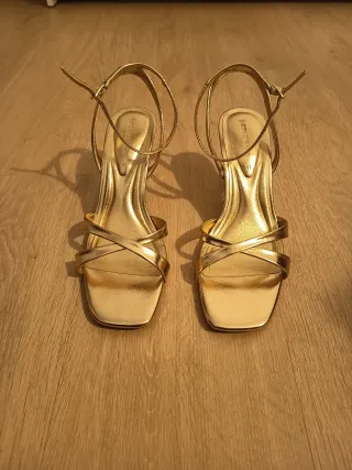 Sandalias tacón doradas Stradivarius Talla 41