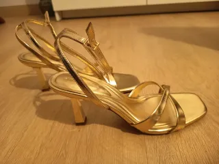 Sandalias tacón doradas Stradivarius Talla 41