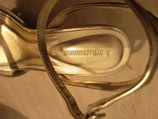 Sandalias tacón doradas Stradivarius Talla 41