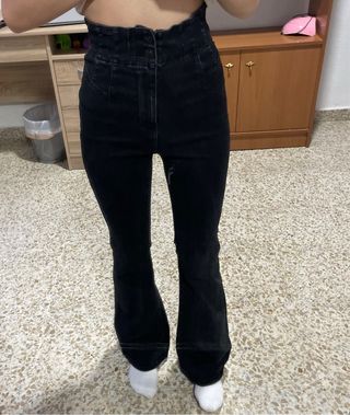 Pantalón vaquero negro flare