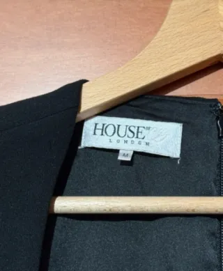 Vestido negro de marca House of CB