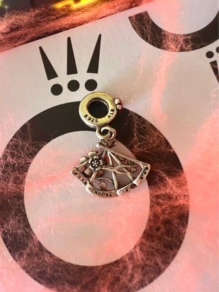 Pandora Charm Abanico Flores Ciruelo “Flamenco”!
