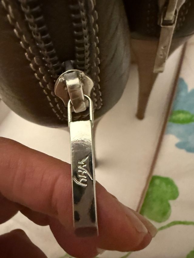 Stivaletti pelle tortora con borchie