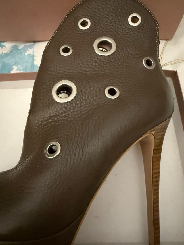 Stivaletti pelle tortora con borchie