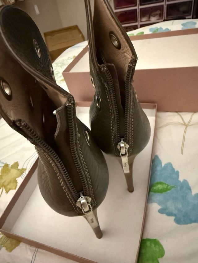 Stivaletti pelle tortora con borchie