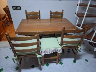 Mesa de comedor y 4 sillas de madera