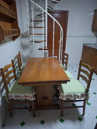 Mesa de comedor y 4 sillas de madera