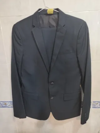 Traje de chaqueta azul marino.