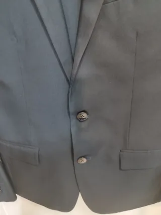 Traje de chaqueta azul marino.